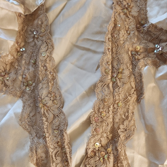 Elegant Robe - Picture 5 of 5